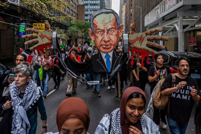 Propalestinska demonstranter med en bild på Benjamin Netanyahu i kedjor nära FN:s högkvarter i New York i september. Foto: Julia Demaree Nikhinson/AP/TT