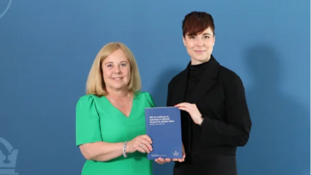 Utredare Anne Vadasz Nilsson överlämnar delbetänkandet till Maja Lundbäck, statssekreterare hos energi- och näringsminister Ebba Busch. Foto: regeringskansliet
