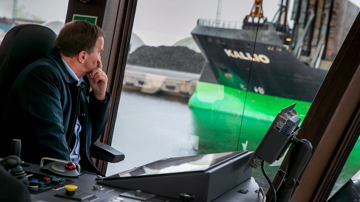 Statsminister Stefan Löfven (S) ombord på den hybriddrivna isbrytande bogserbåten Vilja i Luleå hamn den 19 oktober. Han ser framför sig en fördubbling av elproduktionen fram till år 2040 med hjälp av vindkraft. Foto: Pär Bäckström/TT