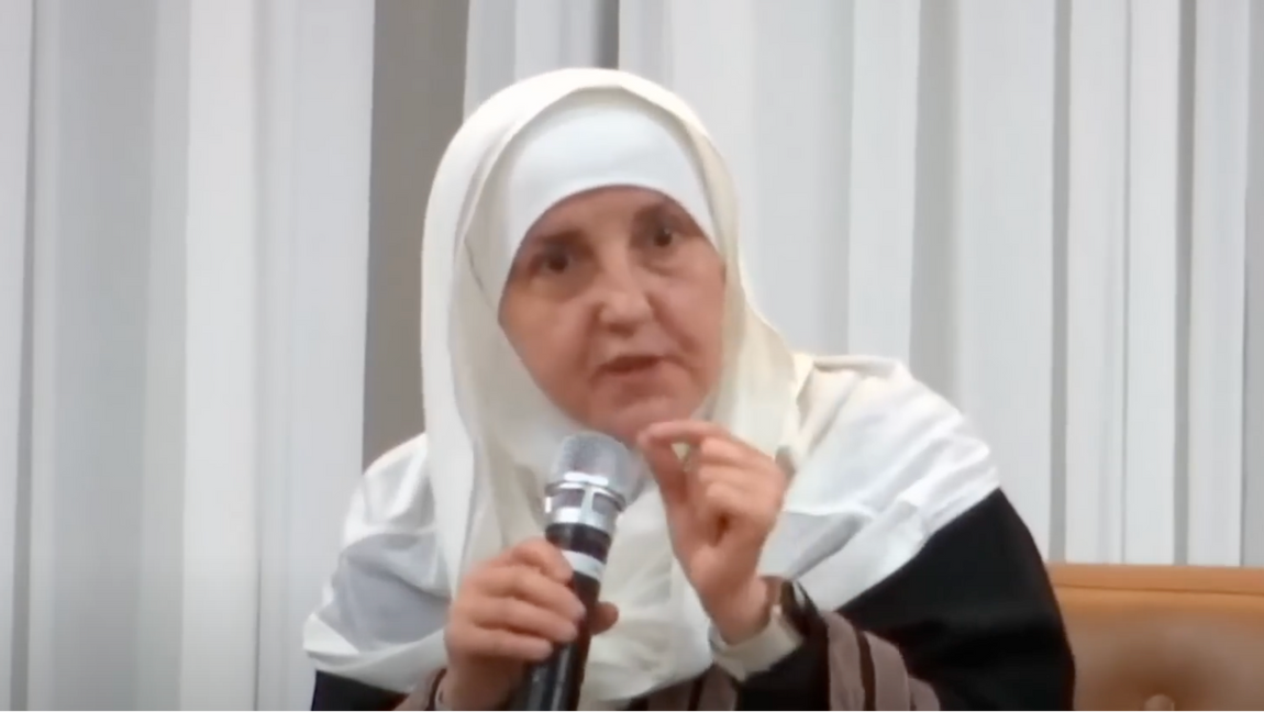 Haifaa Yousin under en konferens i Kalifornien tidigare i år. Gynekologen har tidigare försvarat kvinnlig omskärelse. Foto: YouTube 