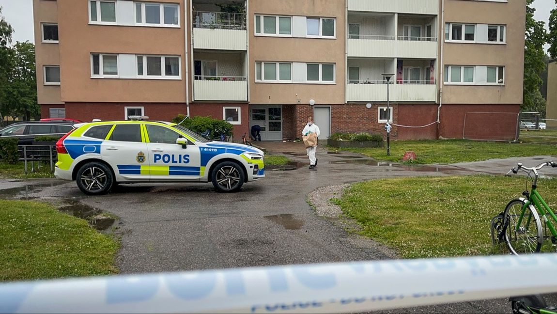 Polis och tekniker på plats efter en skottlossning i ett bostadsområde i Eskilstuna. Foto: SEBASTIAN SKOG/TT