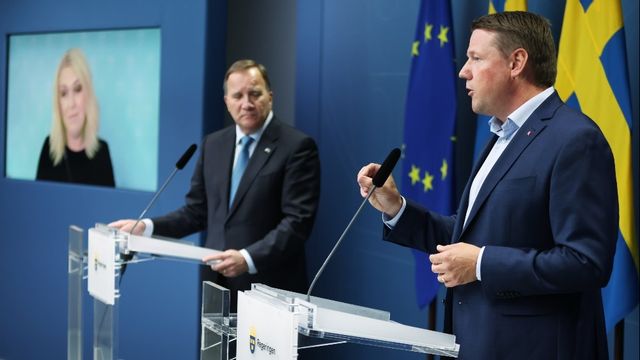 Statsminister Stefan Löfven (S) och Kommunals ordförande Tobias Baudin vid torsdagens pressträff i Rosenbad. Socialminister Lena Hallengren (S) deltar via länk. Foto: Fredrik Persson/TT.