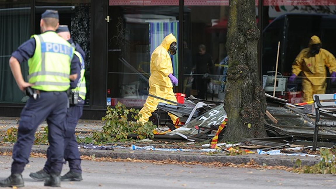 Polisen på plats med tekniker dagen efter den stora explosionen i ett flerfamiljshus på Övre Husargatan i Annedal i centrala Göteborg. Foto: Adam Ihse/TT