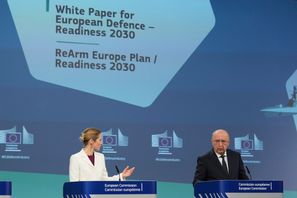 EU:s utrikeschef Kaja Kallas och försvarskommissionären Andrius Kubilius hoppas på miljarder till försvaret i Europa. Virginia Mayo/AP/TT