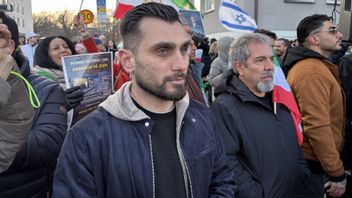 Arrangören, Anshan Khosravi utanför SVT. Foto: Ludwig Nordqvist/Bulletin.