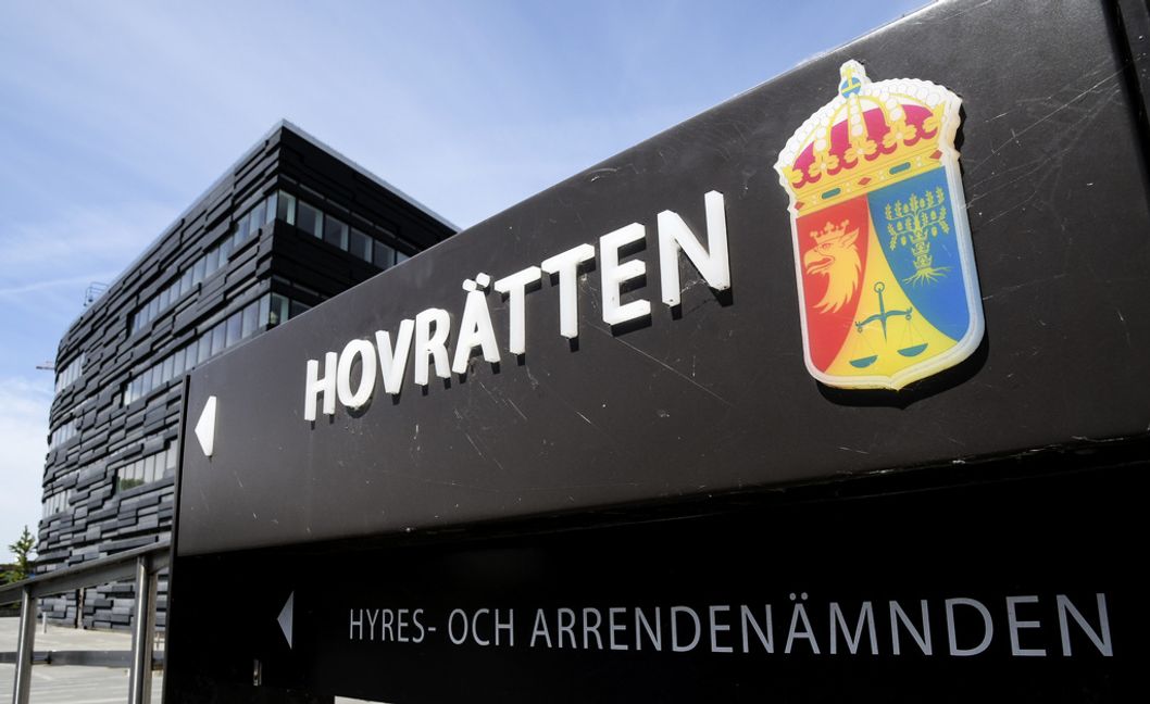 En man som tidigare dömts till utvisning för mordförsök får av hovrätten straffet sänkt från nio till tre års fängelse. Han döms nu i stället för misshandel och slipper utvisning. Arkivbild. Johan Nilsson/TT
