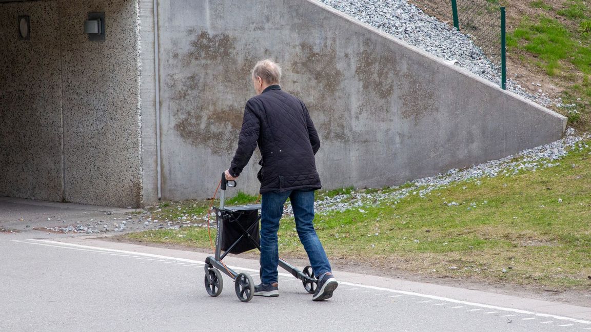 Man med rullator i Hallonbergen. Foto: Holmberg / TT /
