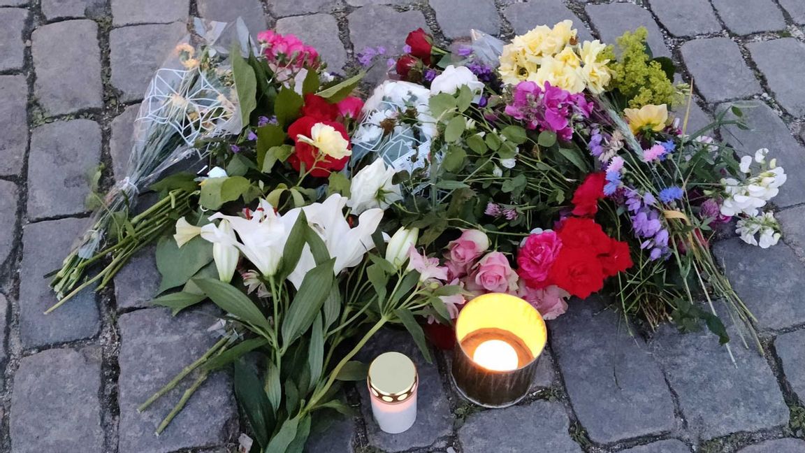 Blommor vid mordplatsen i Visby. Foto: Tomas Hedlund