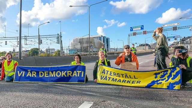 Aktivister från klimatorganisationen Återställ Våtmarker på Centralbron i Stockholm 2023. Foto: Frankie Fouganthin via Wikimedia Commons (CC BY-SA 4.0) 