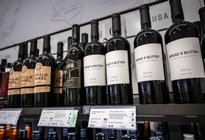 Under första kvartalet har försäljningen av amerikanskt vin på Systembolaget minskat med 410|000 liter, amerikansk öl har backat med 47 350. Foto: Johan Nilsson/TT