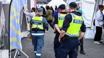 Säkerhetsklassade ordningsvakter som dessa blir snart en vanligare syn i Skärholmen när polisens pilotprojekt startar den 7 april. Genrebild. Poliserna och ordningsvakten på bilden är inte i Skärholmen. Foto: Claudio Bresciani/TT.