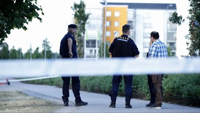 Polis talar med lokalbefolkning efter skjutning i Gottsunda, Uppsala Foto: Caisa Rasmussen