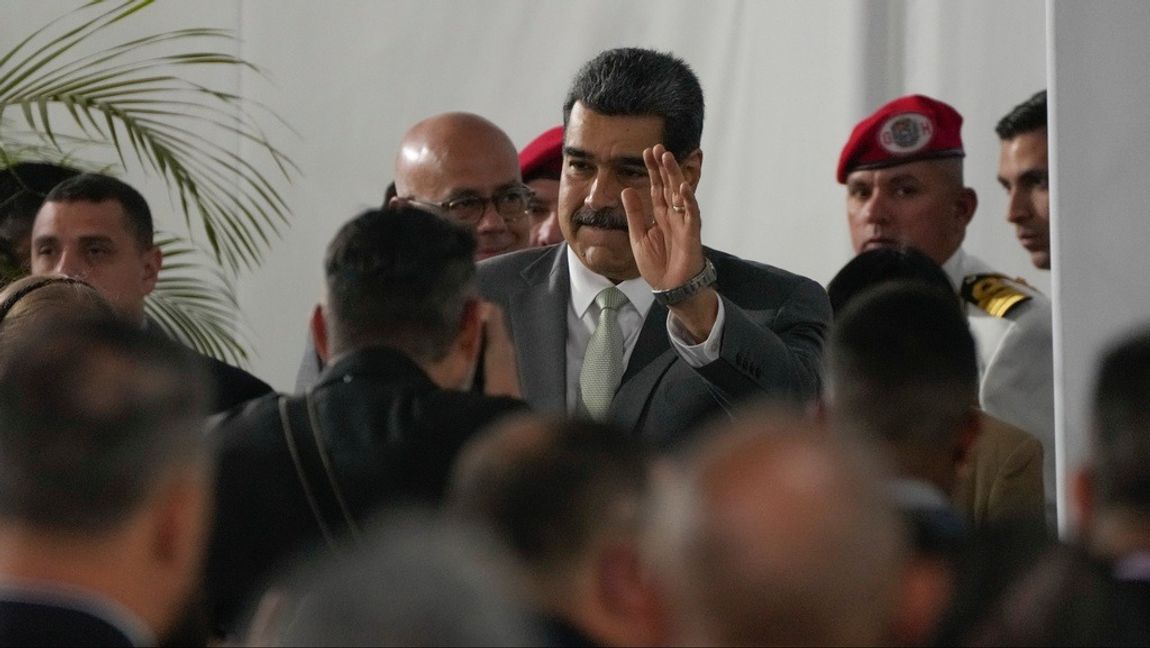 Venezuelas president Nicolás Maduro har beordrat det statliga oljebolaget att omedelbart utfärda licenser för utvinning av råolja i en region som tillhör grannlandet Guyana. Bild från i måndags. Foto: ARIANA CUBILLOS/AP/TT