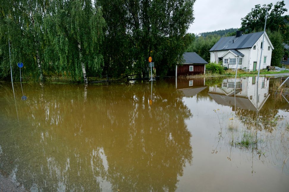 Översvämningar på väg 90 mellan Kramfors och Bollstabruk på söndagen. Mats Andersson/TT