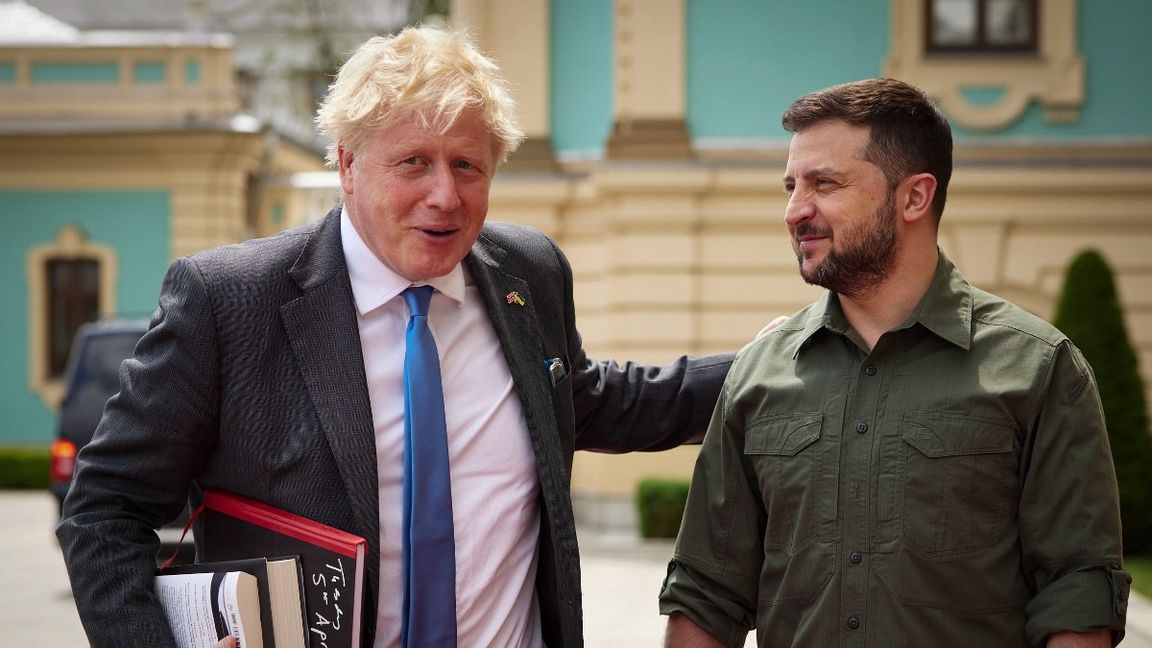 Boris Johnson och Volodymyr Zelenskyj. Foto: AP/TT NYHETSBYRÅN