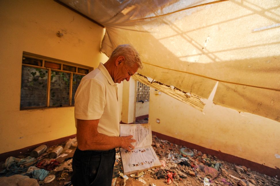 NRC:s generaldirektör Jan Egeland i ett förstört område i Al geneina i västra Darfur i Sudan, november 2024. Karl Schembri/NRC