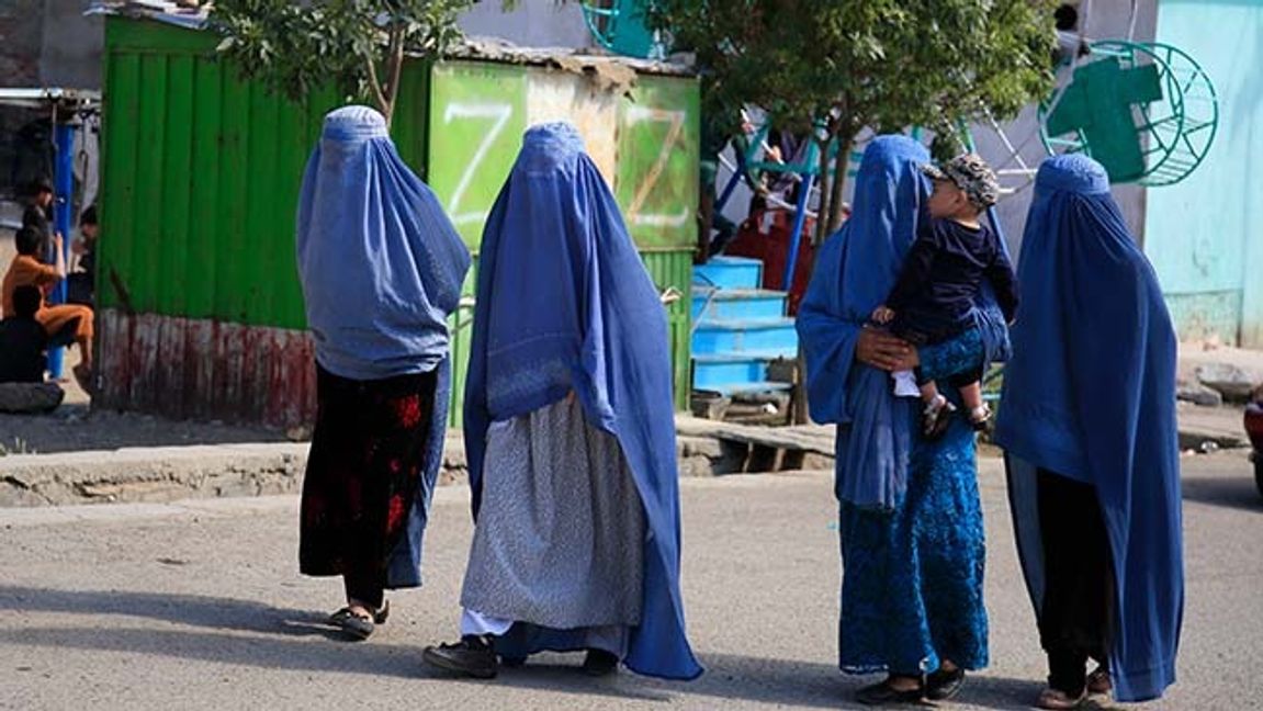 Afghanska kvinnor ska stanna hemma tills vidare. Foto: AP/Mariam Zuhaib