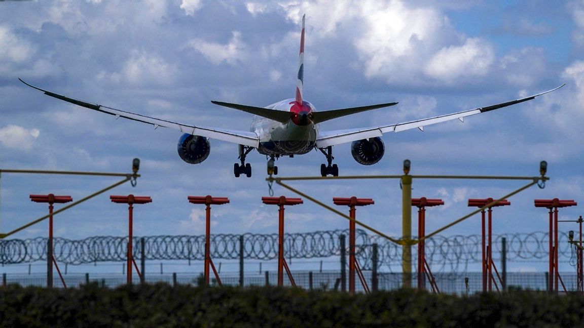 Flygplan landar på Heathrow i London. Foto: Steve Parsons/AP/TT