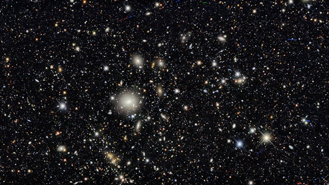 Tio områden på den södra natthimlen valdes ut och fotograferades extra många gånger av Victor Blanco-teleskopet i Chile. Resultatet blev en ”galaxkarta” som hjälper forskarna att förstå universums utveckling. Förutom några få stjärnor från vår egen galax Vintergatan som syns i förgrunden, är nästan alla andra objekt på bilden främmande galaxer. Foto: Dark Energy Survey/TT