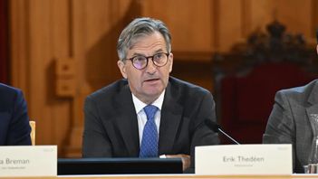 Riksbankschefen Erik Thedéen under en utfrågning i riksdagen. Foto: Fredrik Sandberg/TT