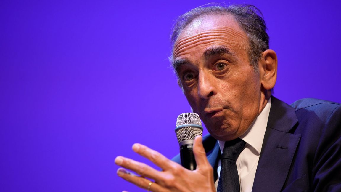 Eric Zemmour har seglat upp som främste utmanare till sittande presidenten Emmanuel Macron. Foto: Daniel Cole/AP