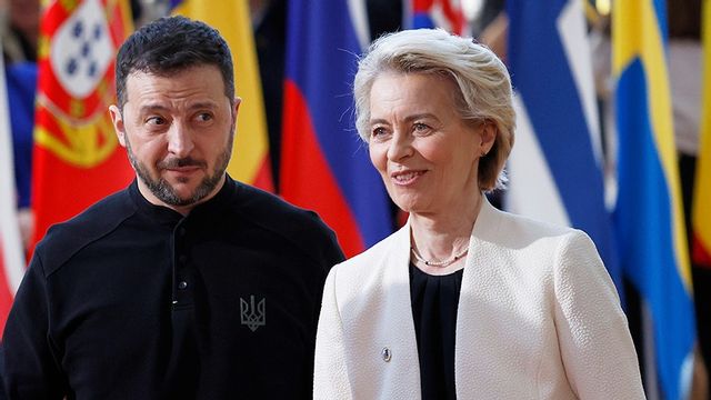 Ukrainas president Volodymyr Zelenskyj och EU-kommissionens ordförande Ursula von der Leyen. Foto: Omar Havana/AP/TT