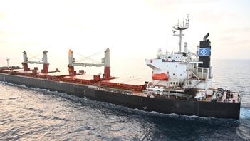 På bilden det USA-ägda fartyget Genco Picardy som attackerades i januari i Röda havet, ett av många handelsfartyg Huthimilisen har beskjutit sedan november. Attackerna fortsätterr. Arkivbild. Foto: INDISKA FLOTTAN VIA AP/TT