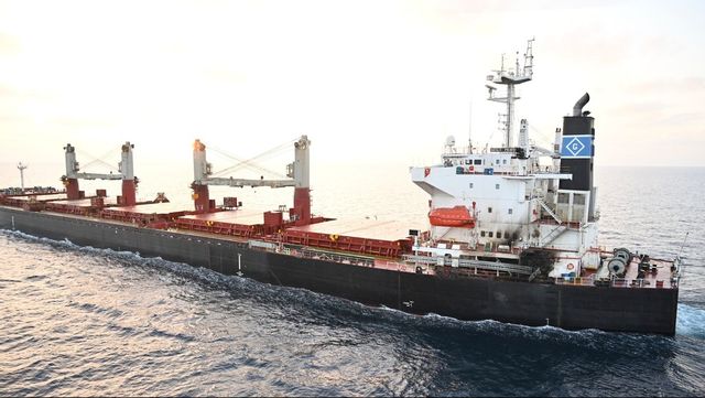 På bilden det USA-ägda fartyget Genco Picardy som attackerades i januari i Röda havet, ett av många handelsfartyg Huthimilisen har beskjutit sedan november. Attackerna fortsätterr. Arkivbild. Foto: INDISKA FLOTTAN VIA AP/TT