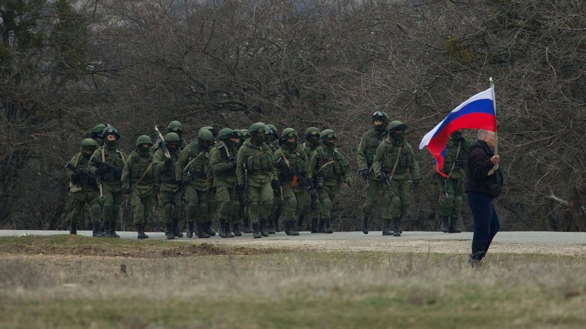 Ryska trupper på plats i Simferopol i Ukraina. Foto: Ivan Sekretarev/AP/TT 