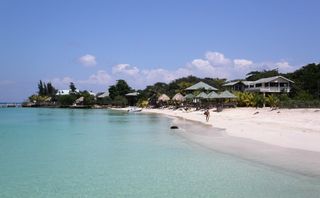 Arkivbild på en strand på turistön Roatán utanför Honduras kust. Wilson Ring/AP/TT