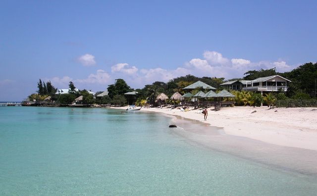 Arkivbild på en strand på turistön Roatán utanför Honduras kust. Wilson Ring/AP/TT