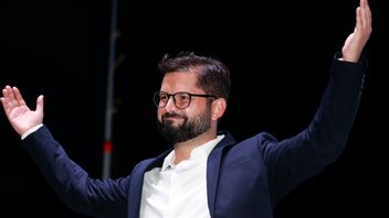 Gabriel Boric leder en koalition där kommunister ingår. Foto: Luis Hidalgo/AP