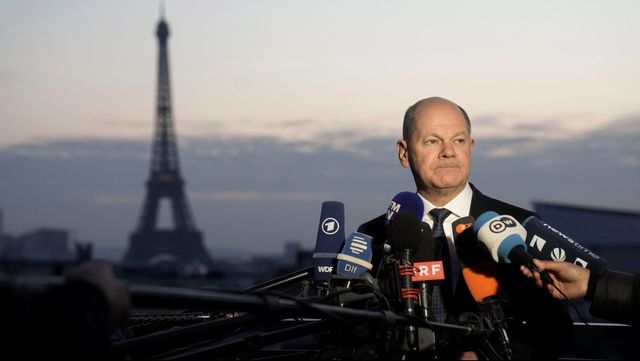 Scholz och andra europeiska politikers reaktion är snarare än ilska än förståelse för varför det har blivit en transatlantisk kris. Foto: Thibault Camus/AP/TT 