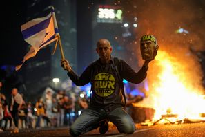 En demonstrant i Tel Aviv sent på tisdagen. Francisco Seco/AP/TT