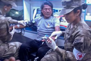 Maximo Napa, 61, får vård efter att ha räddats. Bild från Perus marin. Perus marin via AFP/TT