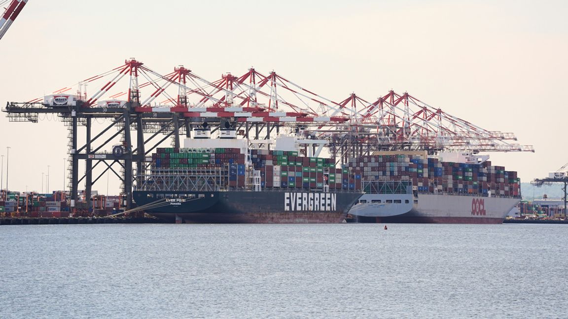 Ett containerfartyg i hamn i Elizabeth, New Jersey, i måndags. Foto: Matt Rourke/AP/TT