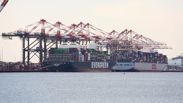 Ett containerfartyg i hamn i Elizabeth, New Jersey, i måndags. Foto: Matt Rourke/AP/TT
