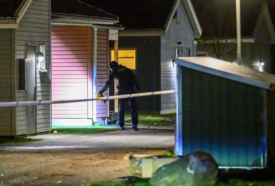 Polis och bombtekniker på plats på Vattenverksvägen i Malmö natten till tisdagen efter en explosion. Foto: Johan Nilsson / TT