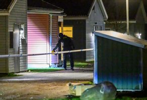 Polis och bombtekniker på plats på Vattenverksvägen i Malmö natten till tisdagen efter en explosion. Foto: Johan Nilsson / TT