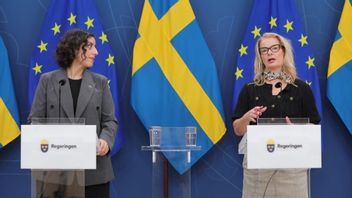 Lotta Edholm och Simona Mohamsson på pressträffen. Foto: Pär Bäckström / TT.