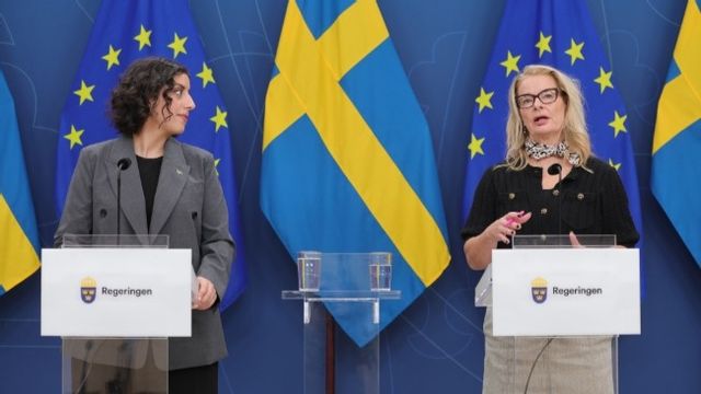 Lotta Edholm och Simona Mohamsson på pressträffen. Foto: Pär Bäckström / TT.