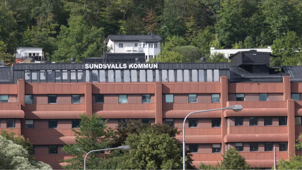 På tisdagen gjorde polisen ett tillslag mot Sundsvalls kommunhus. Foto: Fredrik Sandberg/TT