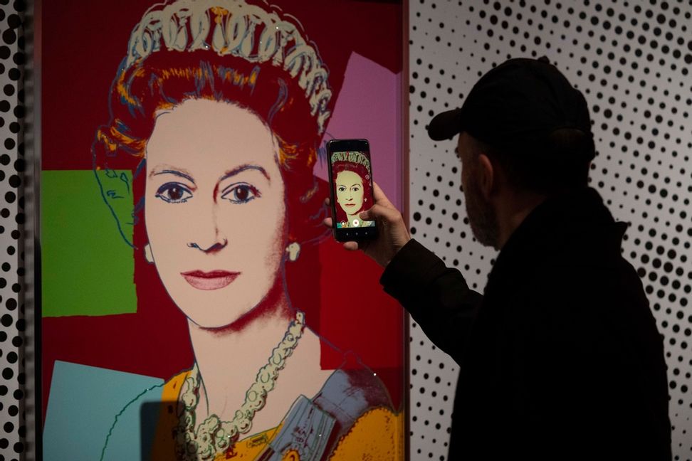 Två verk ur Andy Warhols serie "Reigning queens" stals vid en kupp i Nederländerna . På bilden syns Warhols avbildning av drottning Elizabeth II, från en utställning på museet Paleis Het Loo tidigare i år. Arkivbild. Peter Dejong/AP/TT