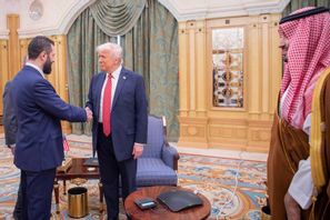 Syriens ledare Ahmed al-Sharaa skakar hand med USA:s president Donald Trump i Riyad på onsdagen. Foto: Bandar Aljaloud/saudiska kungahuset via AP/TT