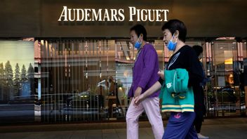 Visitors to a mall walk past the Audemars Piguet store in Beijing Monday, Sept. 6, 2021. Chinese singer and actor Lu Han, a former member of popular K-pop boy band EXO, said Sunday, Sept. 5, 2021 that he would cut ties with Swiss luxury watch brand Audemars Piguet after its CEO referred to Taiwan as a country in an interview. Photo: Ng Han Guan/AP/TT