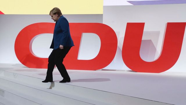 Efter 16 år som kansler kliver Angela Merkel ner. Den som efterträder henne som partiledare i CDU, blir antagligen också Tysklands ledare. Foto: Kay Nietfeld, AP/TT.