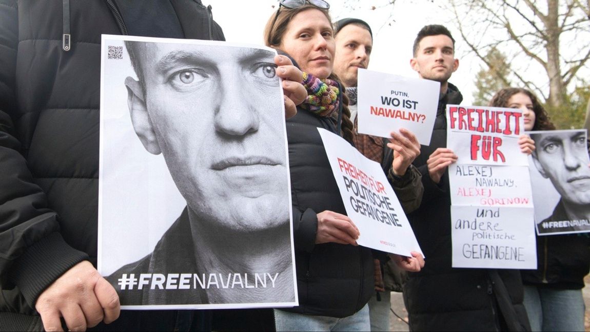 Anhängare till Aleksej Navalnyj kräver att han friges, här vid en demonstration i Berlin. Arkivbild. Foto: PAUL ZINKEN/AP/TT