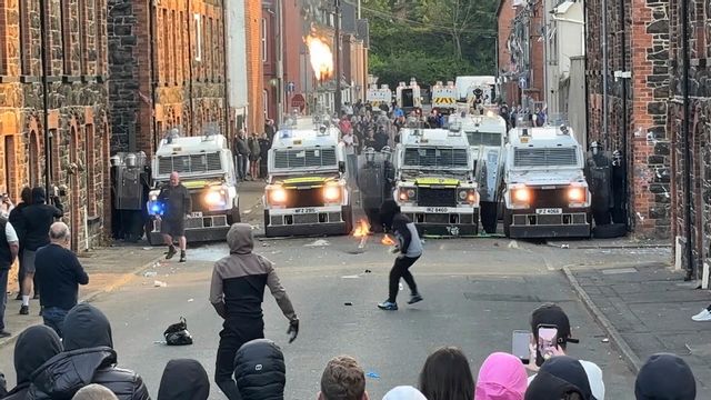 Polisen har använt vattenkanoner mot våldsamma demonstranter i Ballymena, som ligger cirka fem mil nordväst om Belfast. Foto: Niall Carson/PA via AP/TT