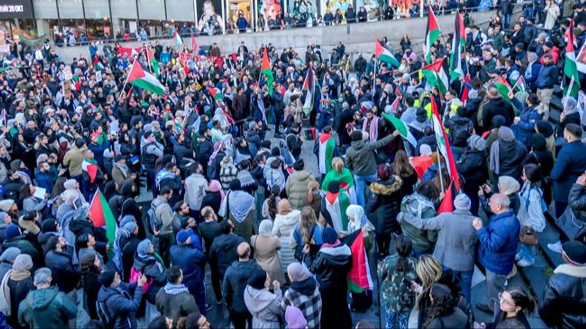 Konflikter långt utanför Sveriges gränser engagerar även människor i Sverige. Demonstration på Sergels torg i Stockholm i oktober 2023. Foto: Frankie Fouganthin, CC BY 4.0.
