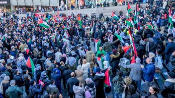 Konflikter långt utanför Sveriges gränser engagerar även människor i Sverige. Demonstration på Sergels torg i Stockholm i oktober 2023. Foto: Frankie Fouganthin, CC BY 4.0.